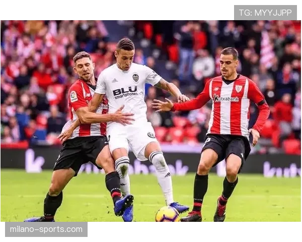 莱万特后卫米亚兹加接受采访，谈及在英超与西甲所经历的不同防守战术要求